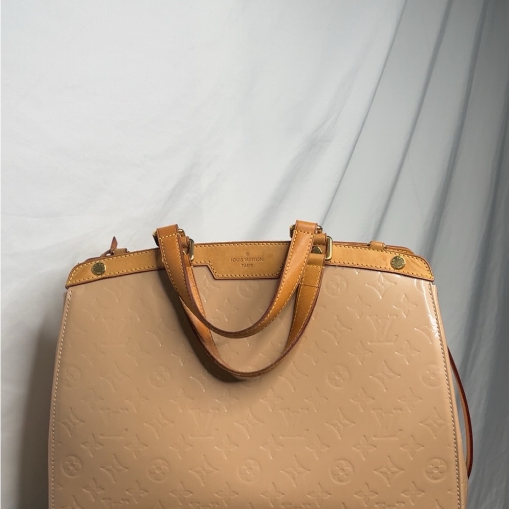 Louis Vuitton Cream Tote Bag with Structured Design and High-Quality Leather